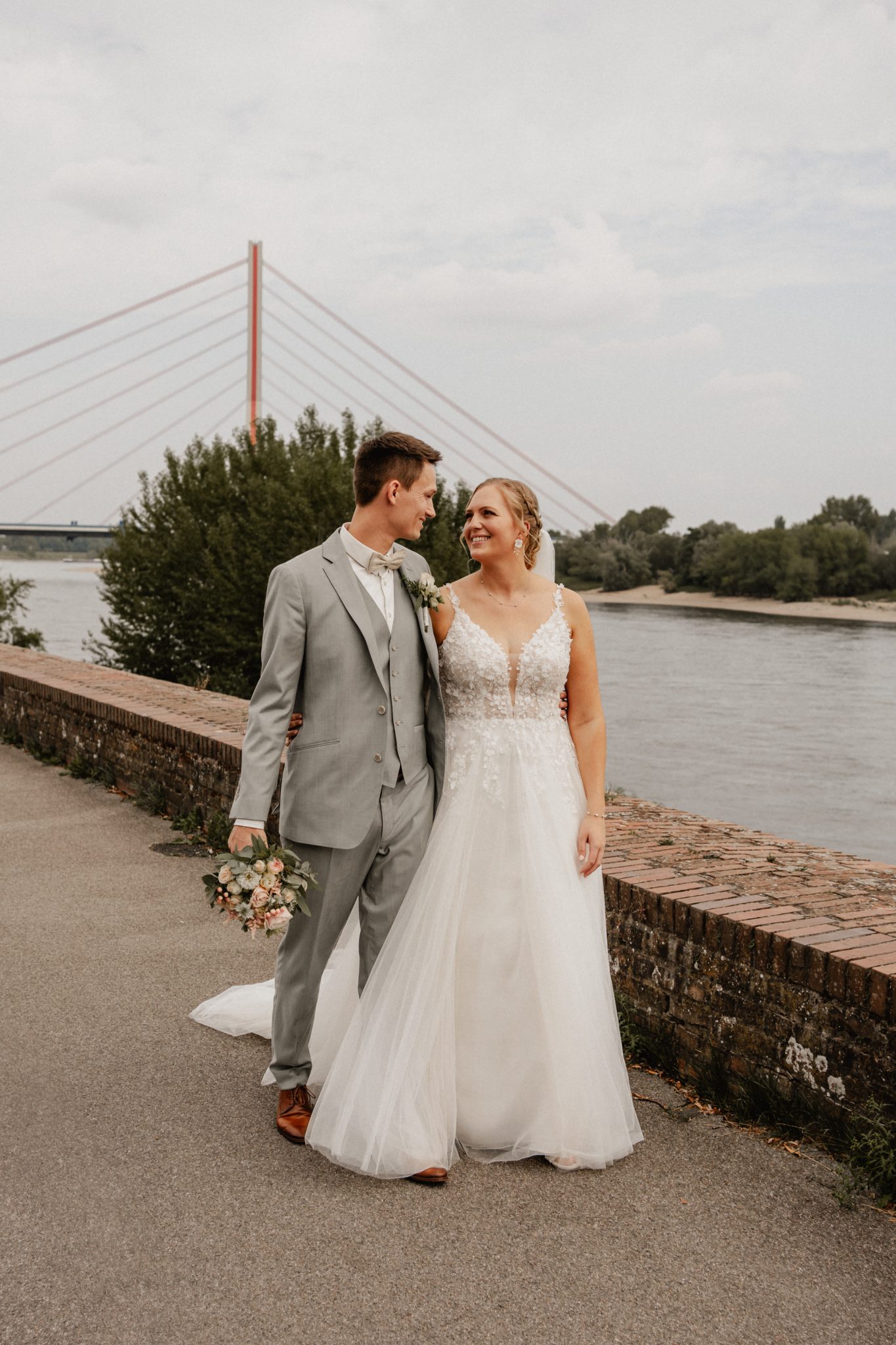 Paar im Park während Hochzeit